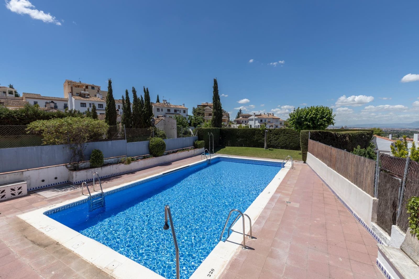 Chalet de 3 habitaciones en La Zubia en venta con piscina garaje - 330.000 € (Ref: 9903840)