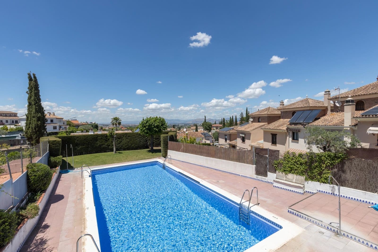 Chalet de 3 habitaciones en La Zubia en venta con piscina garaje - 330.000 € (Ref: 9903840)
