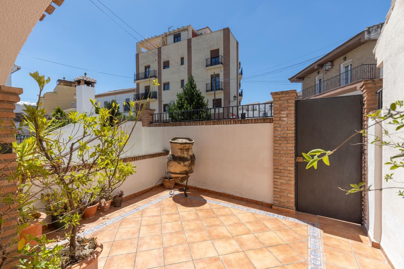 Chalet de 3 habitaciones en La Zubia en venta con piscina garaje - 330.000 € (Ref: 9903840)