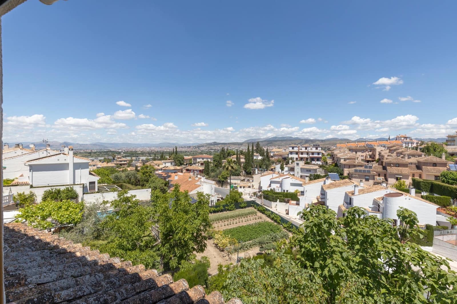 Chalet de 3 habitaciones en La Zubia en venta con piscina garaje - 330.000 € (Ref: 9903840)