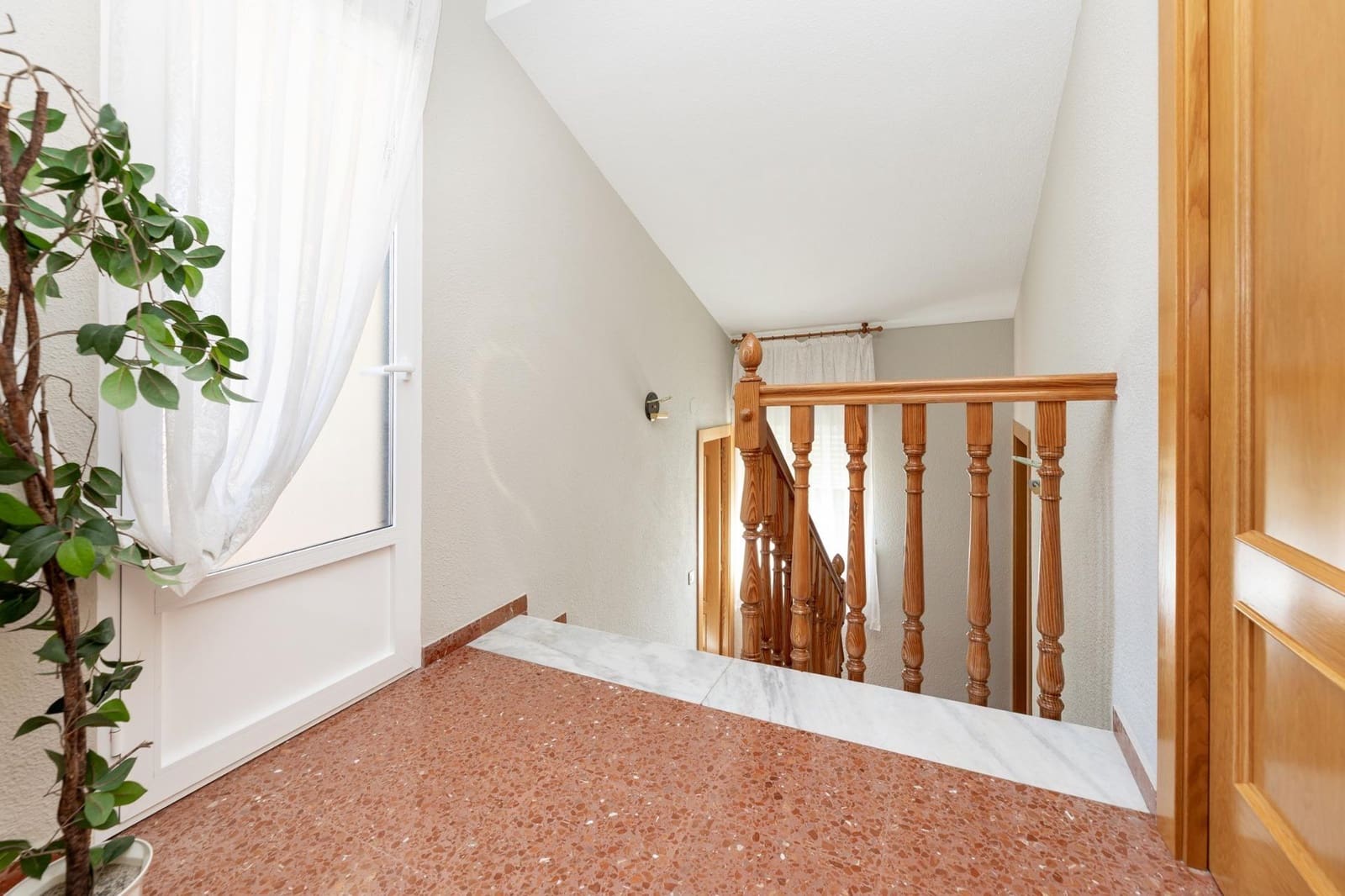 3 sypialnia Willa na sprzedaż w Otura z basenem garażem - 359 000 € (Ref: 9908253)