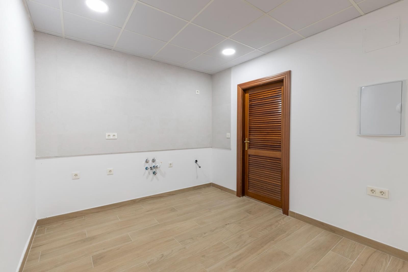 Kaupallinen myytävänä paikassa Granada kaupunki - 165 000 € (Ref: 9913383)