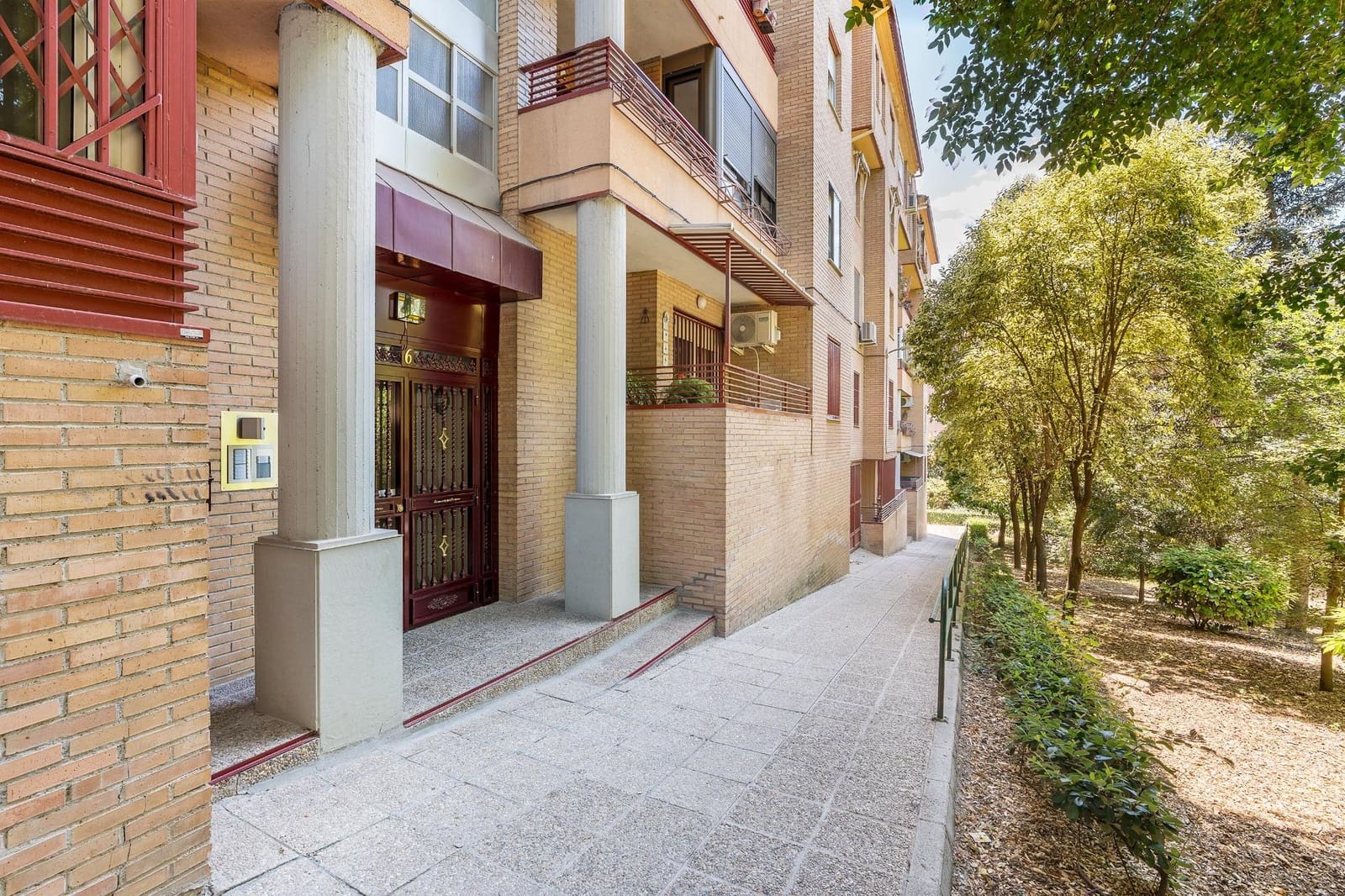 Piso de 2 habitaciones en Granada ciudad en venta - 245.000 € (Ref: 9913384)