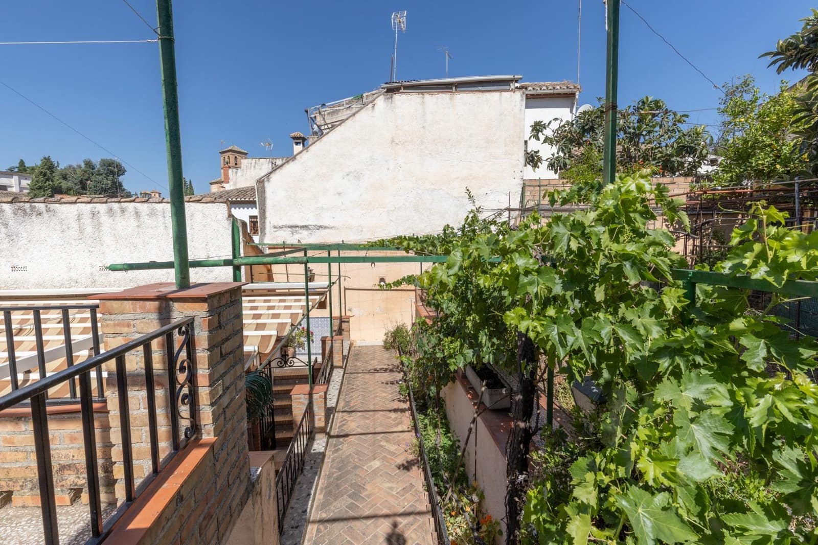 3 soveværelse Villa til salg i Granada by med garage - € 479.000 (Ref: 9913387)