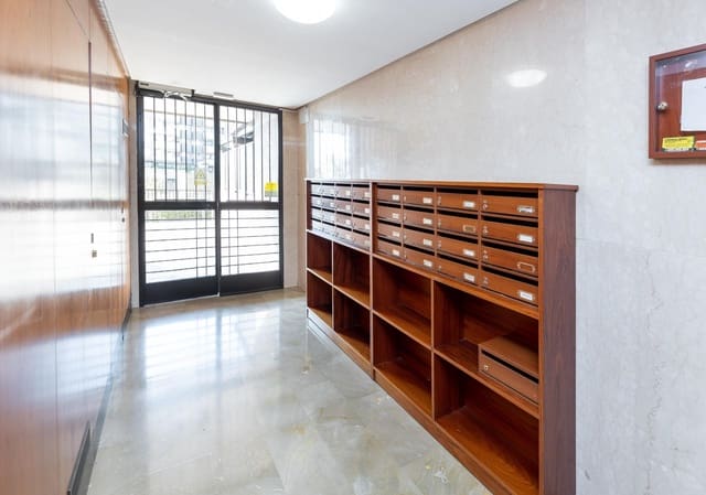 3 slaapkamer Flat te koop in Camino de Ronda - Rosaleda, Granada stad met zwembad garage - € 370.000 (Ref: 9916090)