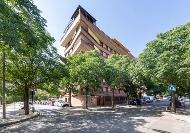 3 slaapkamer Flat te koop in Camino de Ronda - Rosaleda, Granada stad met zwembad garage - € 370.000 (Ref: 9916090)