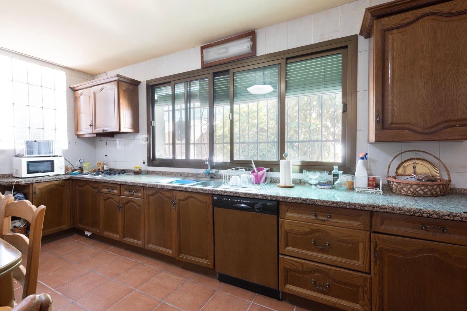 12 soverom Finca/Herregård til salgs i Huetor Vega med garasje - € 495 000 (Ref: 9920636)