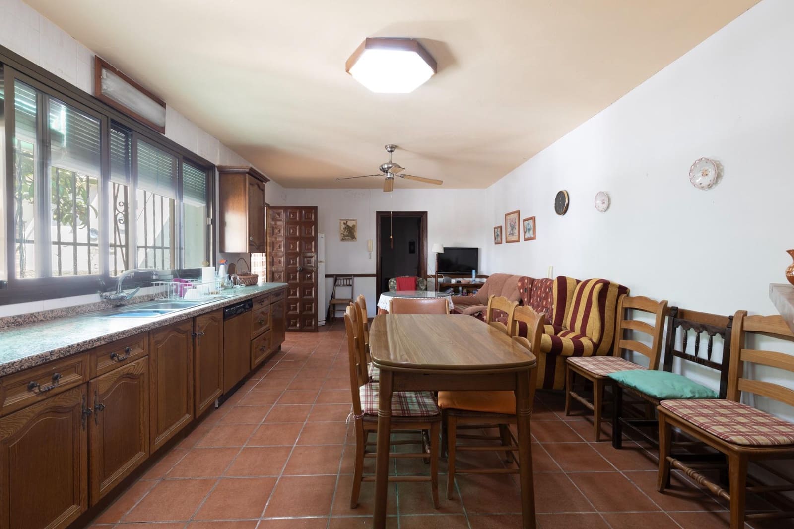 12 soverom Finca/Herregård til salgs i Huetor Vega med garasje - € 495 000 (Ref: 9920636)
