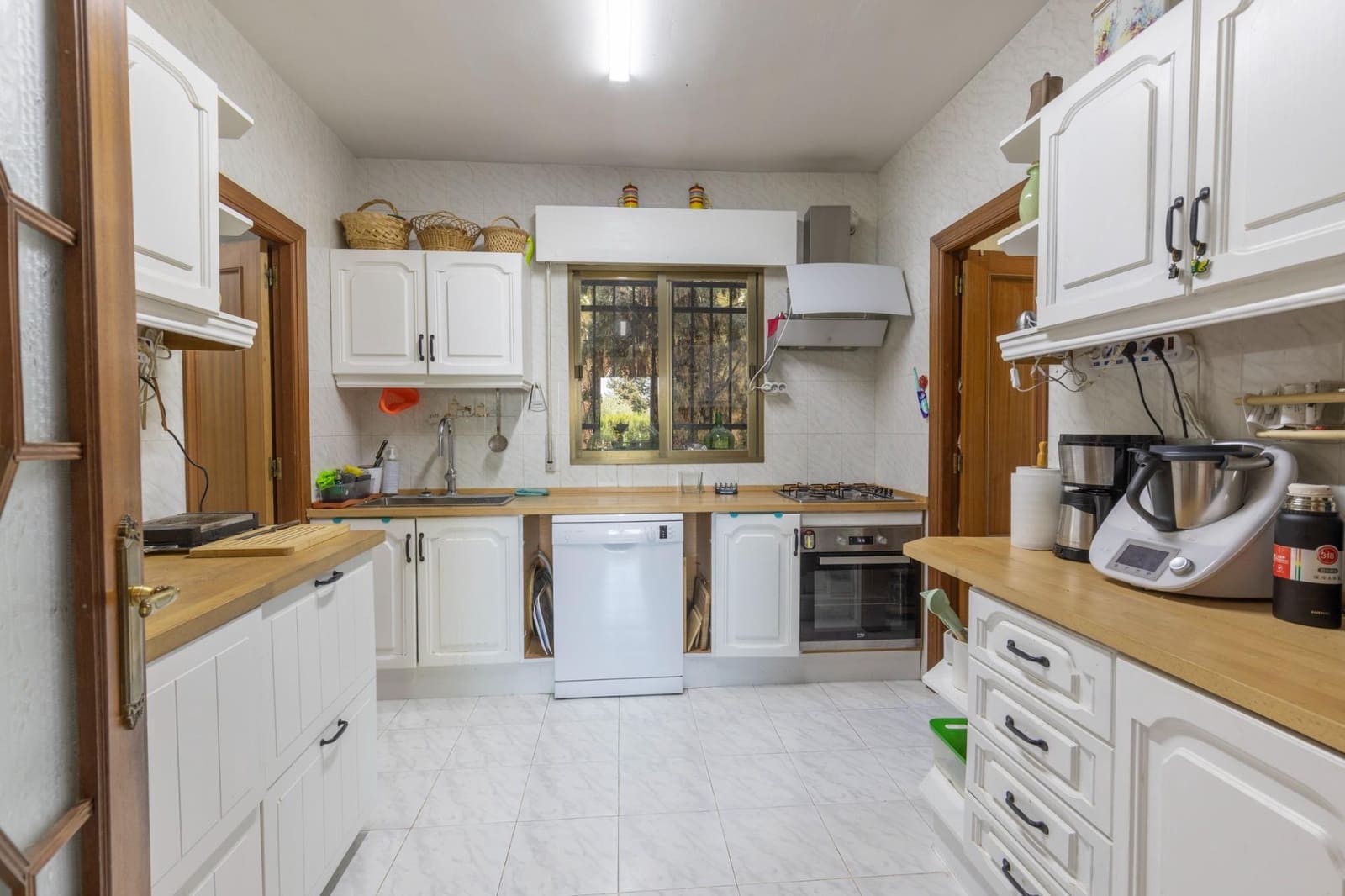5 bedroom Villa for sale in Gojar with pool garage - € 445,000 (Ref: 9924804)
