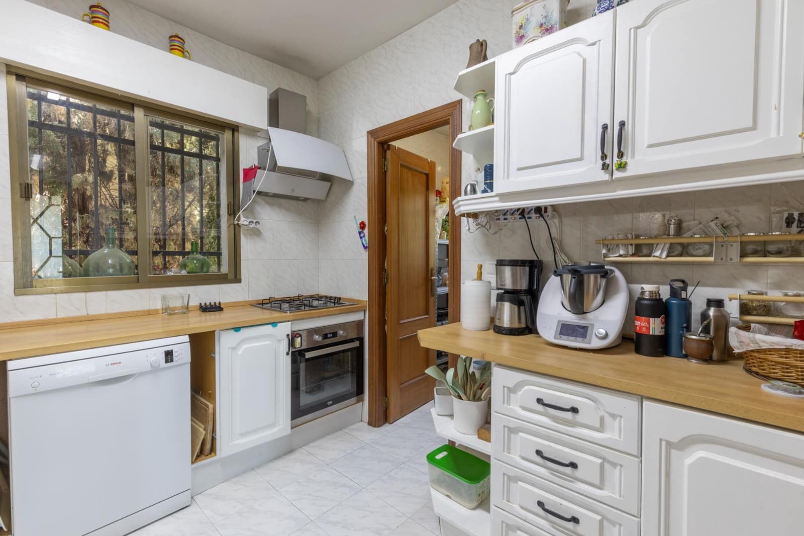 5 bedroom Villa for sale in Gojar with pool garage - € 445,000 (Ref: 9924804)