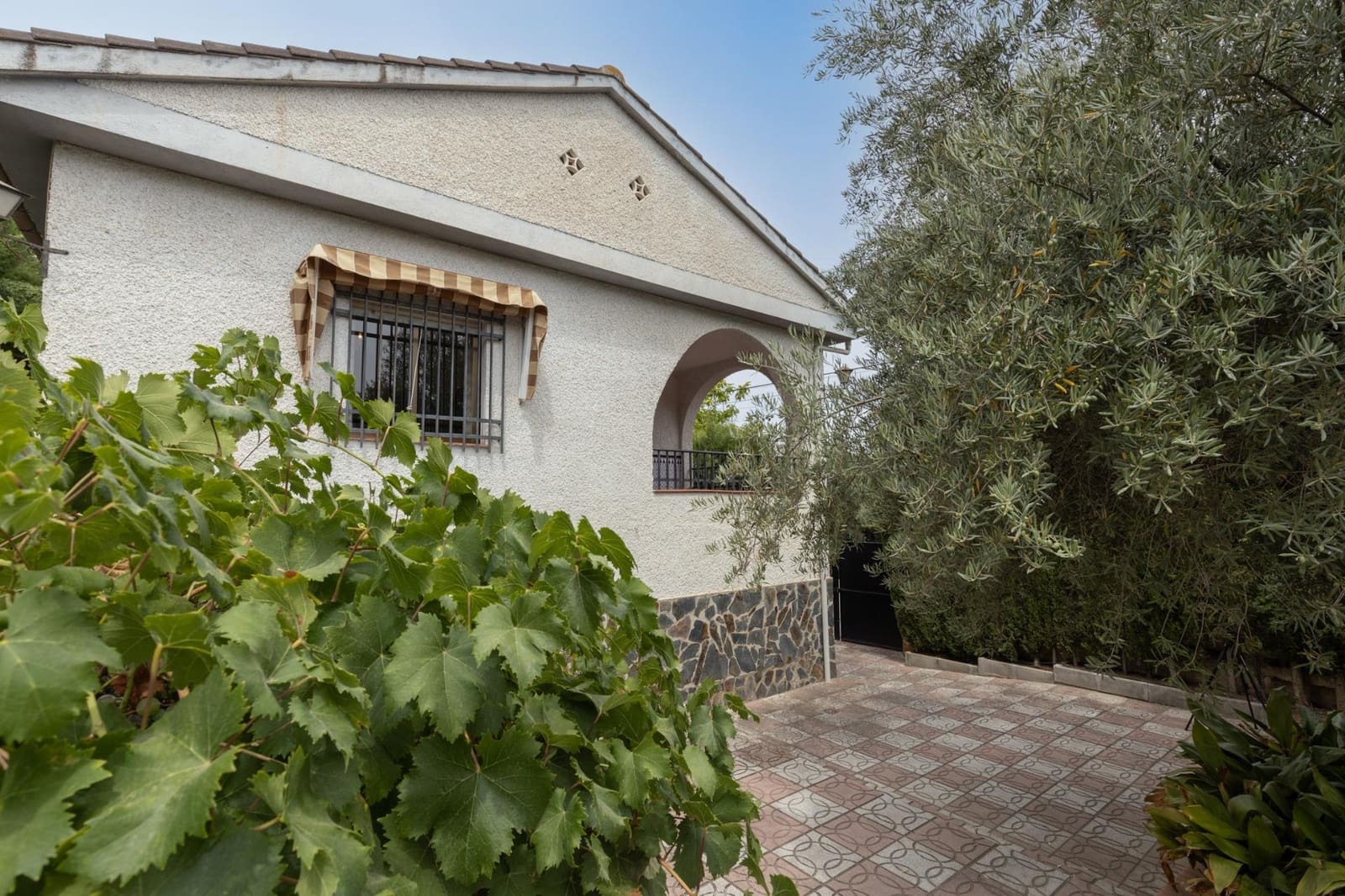 5 bedroom Villa for sale in Gojar with pool garage - € 445,000 (Ref: 9924804)