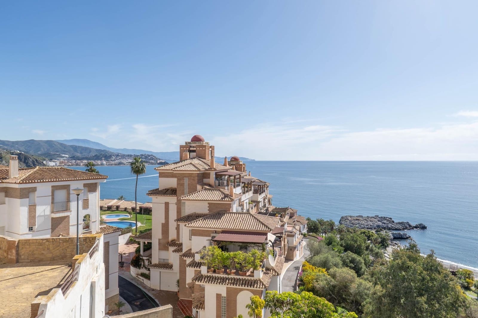 2 bedroom Apartment for sale in La Herradura with pool - € 279,000 (Ref: 9927665)
