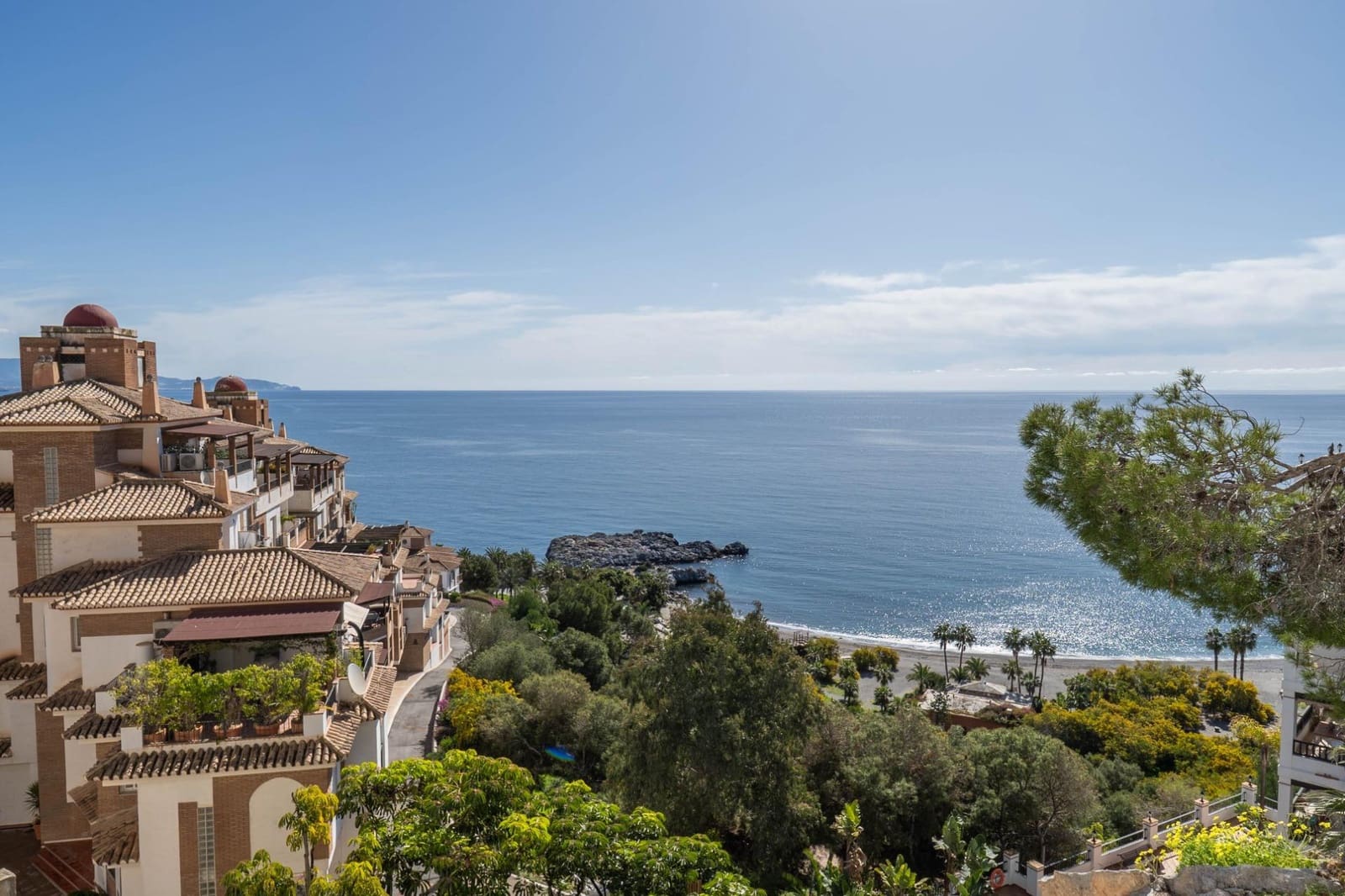 2 bedroom Apartment for sale in La Herradura with pool - € 279,000 (Ref: 9927665)