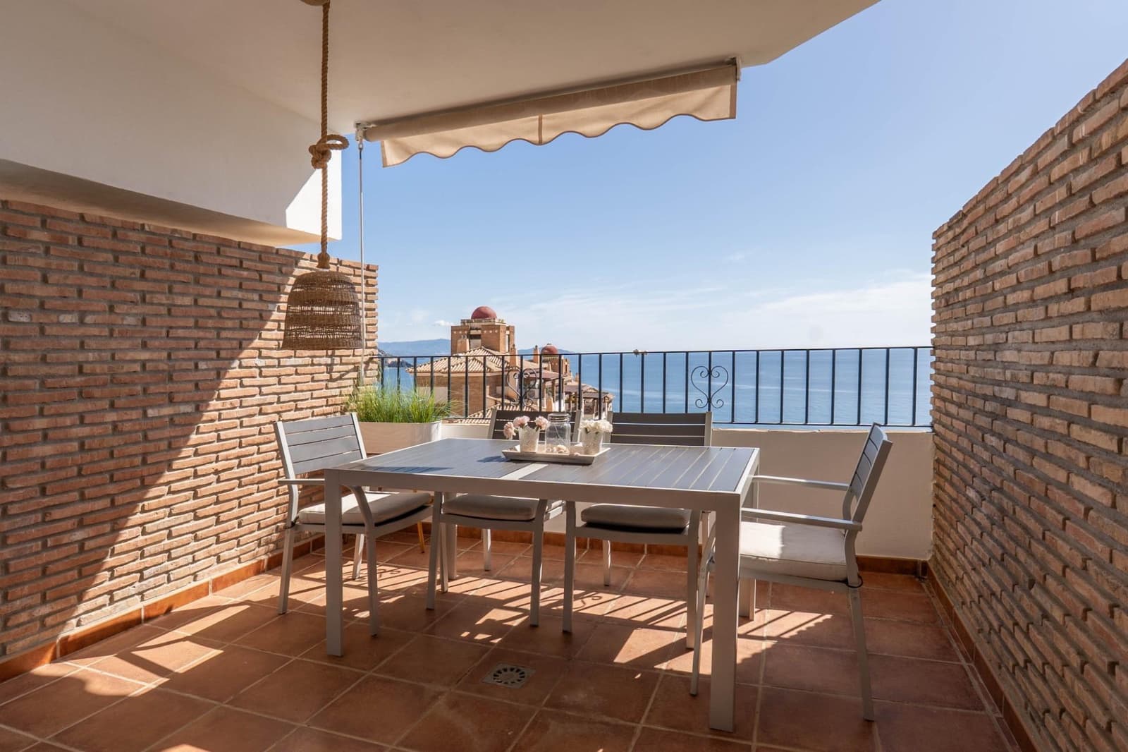 2 bedroom Apartment for sale in La Herradura with pool - € 279,000 (Ref: 9927665)