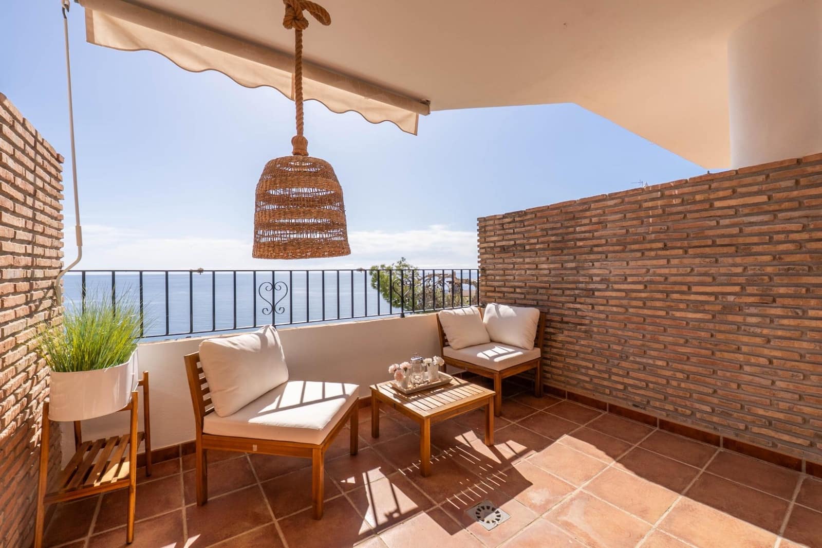 2 bedroom Apartment for sale in La Herradura with pool - € 279,000 (Ref: 9927665)