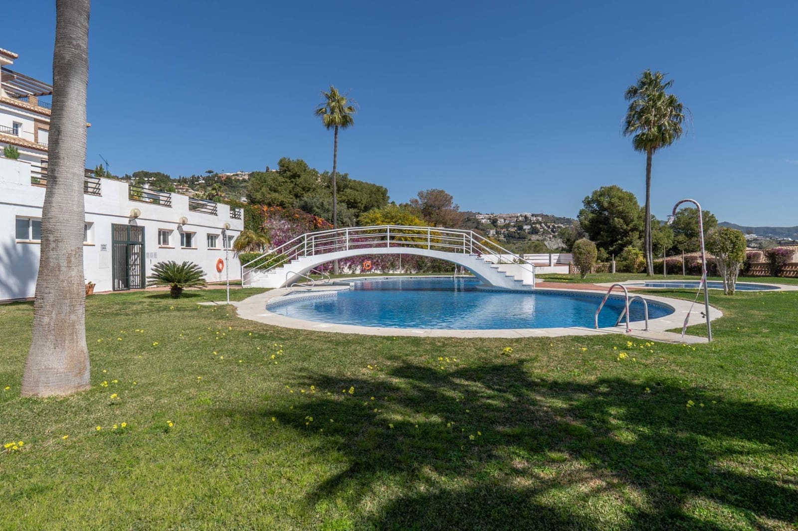 2 bedroom Apartment for sale in La Herradura with pool - € 279,000 (Ref: 9927665)