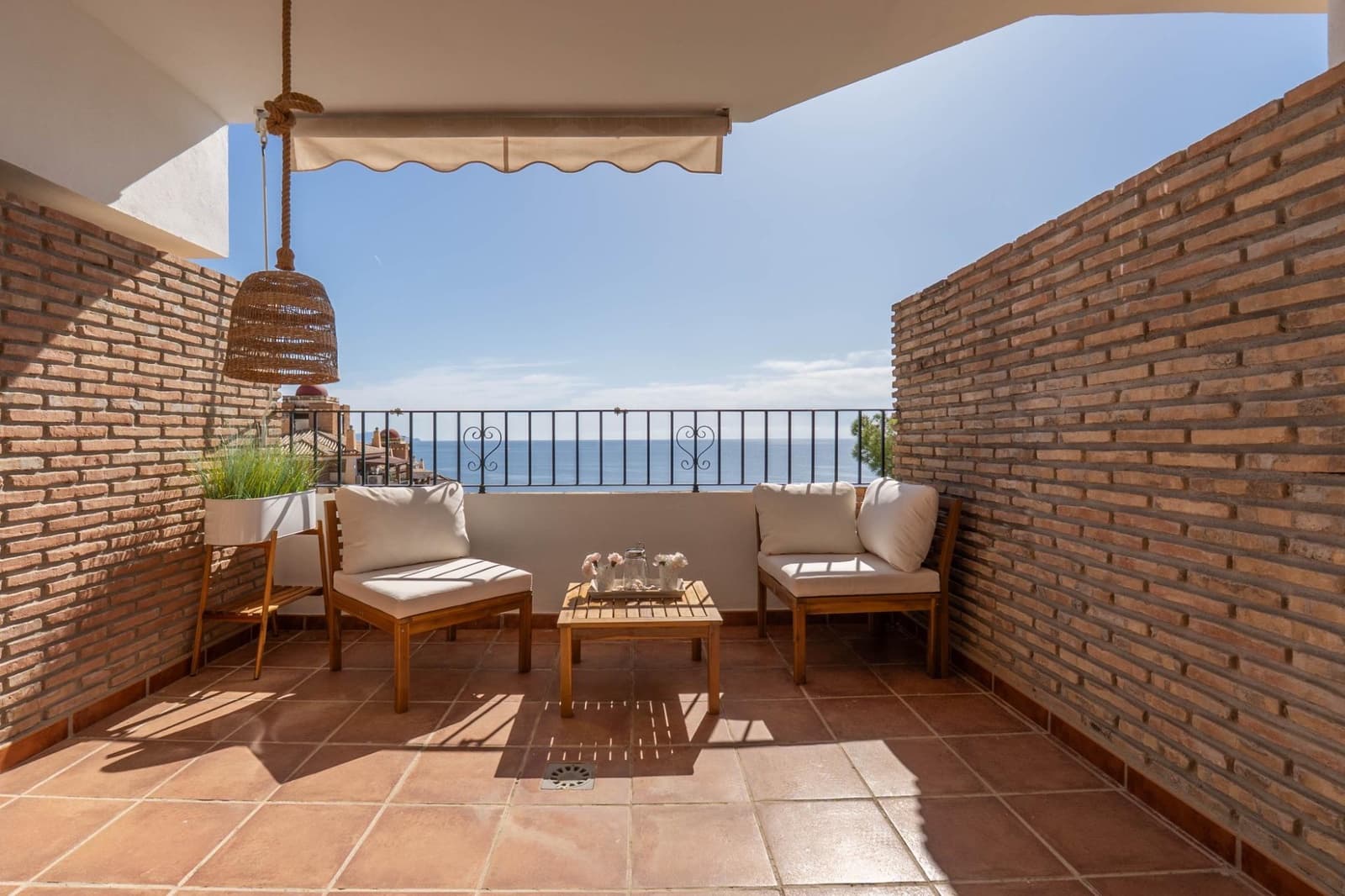 2 bedroom Apartment for sale in La Herradura with pool - € 279,000 (Ref: 9927665)