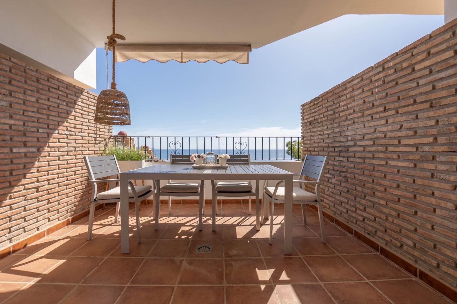 2 bedroom Apartment for sale in La Herradura with pool - € 279,000 (Ref: 9927665)