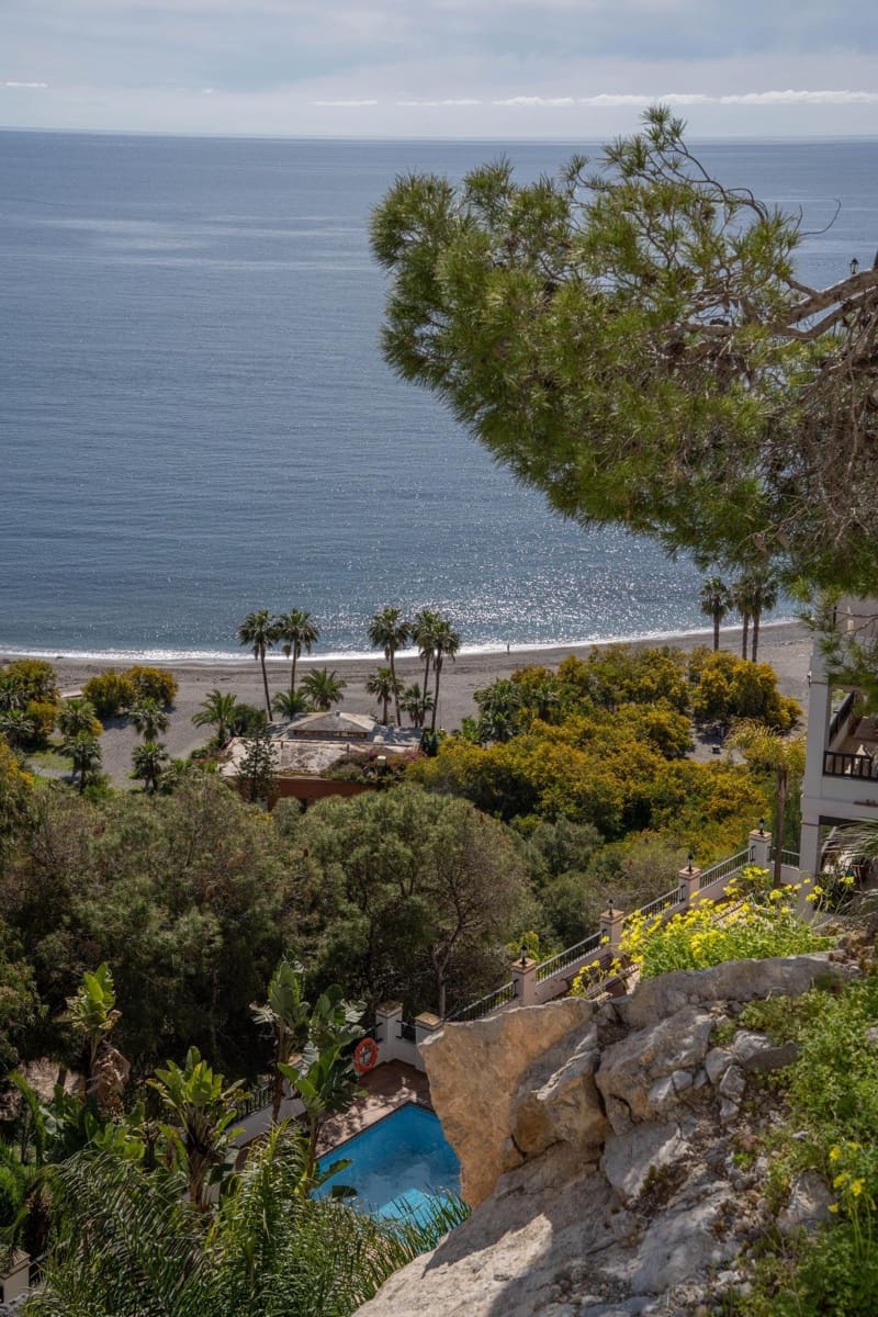 2 bedroom Apartment for sale in La Herradura with pool - € 279,000 (Ref: 9927665)