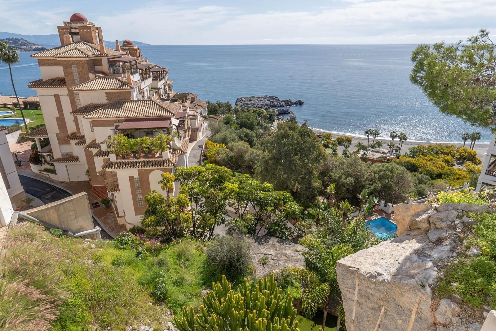 2 bedroom Apartment for sale in La Herradura with pool - € 279,000 (Ref: 9927665)