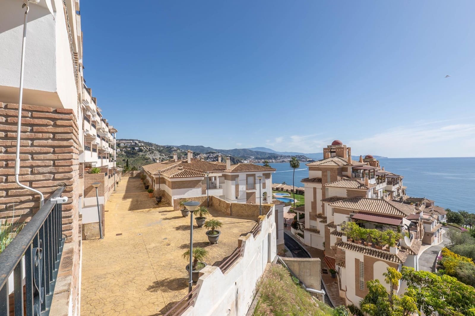 2 bedroom Apartment for sale in La Herradura with pool - € 279,000 (Ref: 9927665)