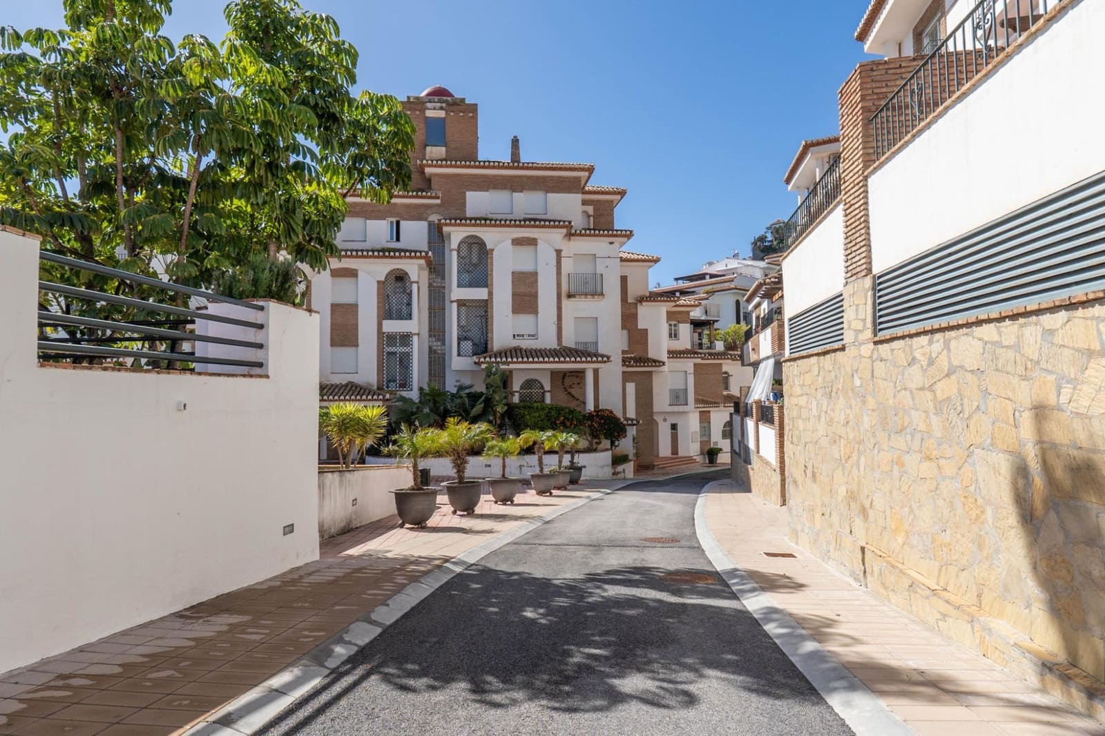 2 bedroom Apartment for sale in La Herradura with pool - € 279,000 (Ref: 9927665)