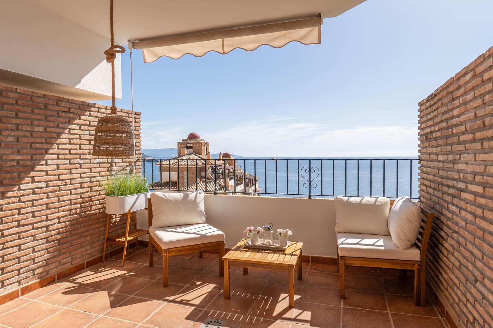 2 bedroom Apartment for sale in La Herradura with pool - € 279,000 (Ref: 9927665)