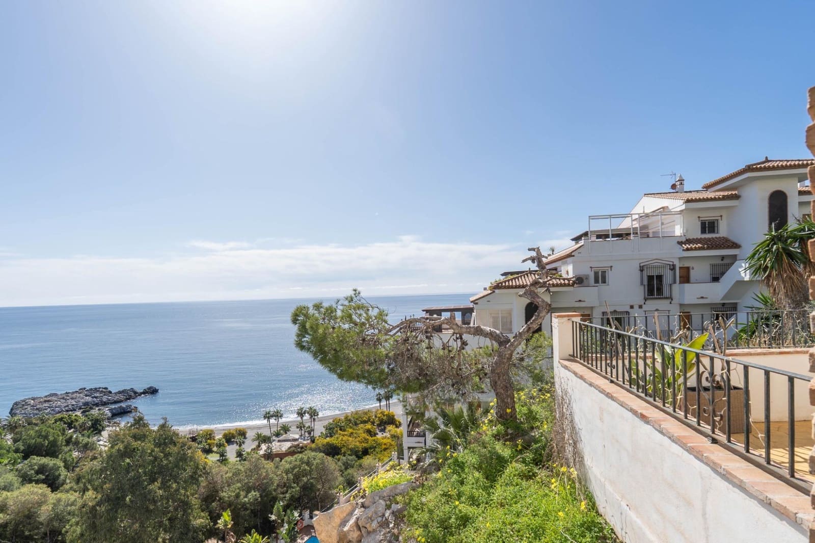 2 bedroom Apartment for sale in La Herradura with pool - € 279,000 (Ref: 9927665)