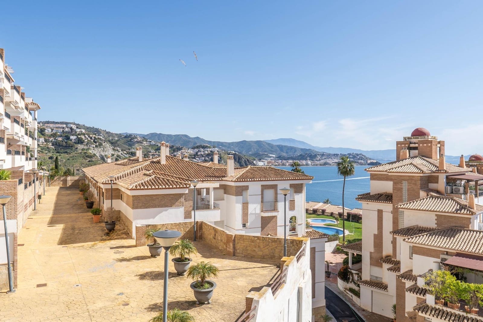 2 bedroom Apartment for sale in La Herradura with pool - € 279,000 (Ref: 9927665)
