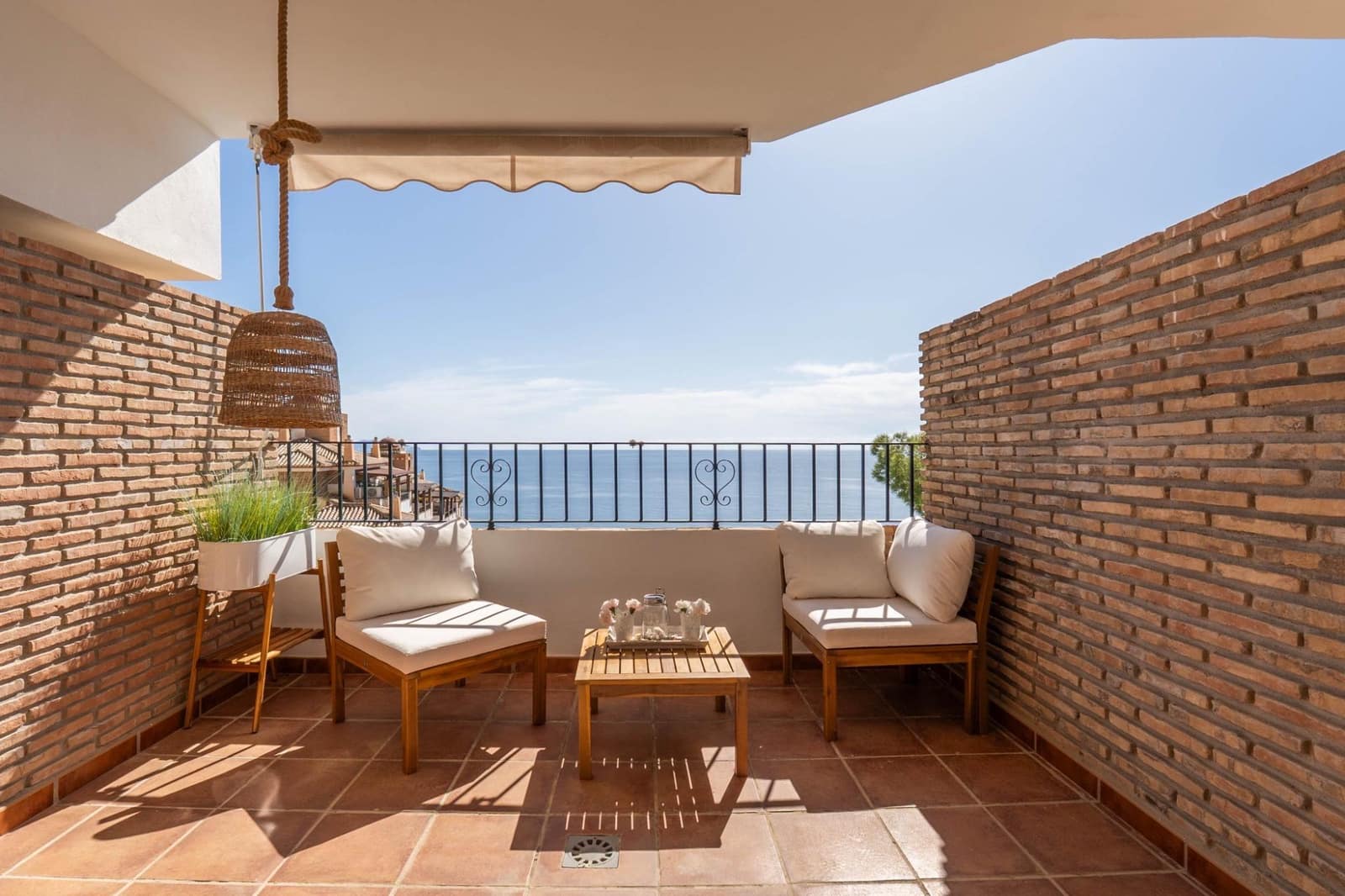 2 bedroom Apartment for sale in La Herradura with pool - € 279,000 (Ref: 9927665)