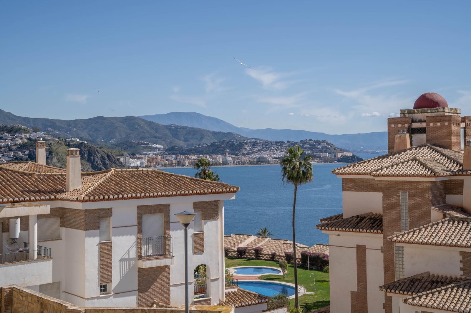2 bedroom Apartment for sale in La Herradura with pool - € 279,000 (Ref: 9927665)