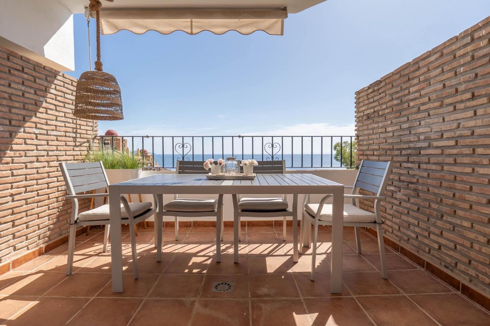 2 bedroom Apartment for sale in La Herradura with pool - € 279,000 (Ref: 9927665)