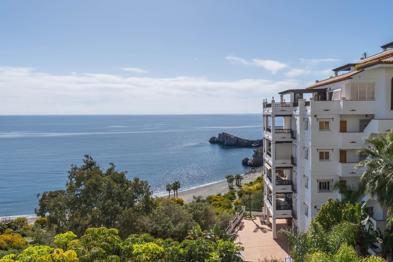 2 bedroom Apartment for sale in La Herradura with pool - € 279,000 (Ref: 9927665)