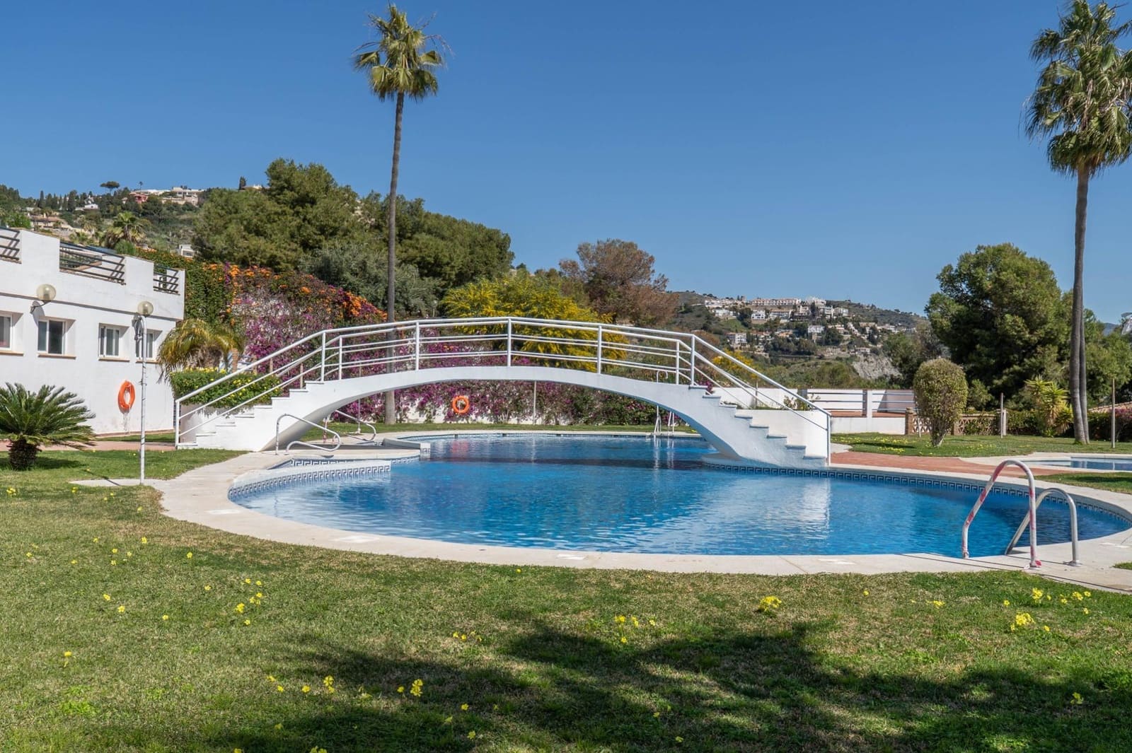 2 bedroom Apartment for sale in La Herradura with pool - € 279,000 (Ref: 9927665)