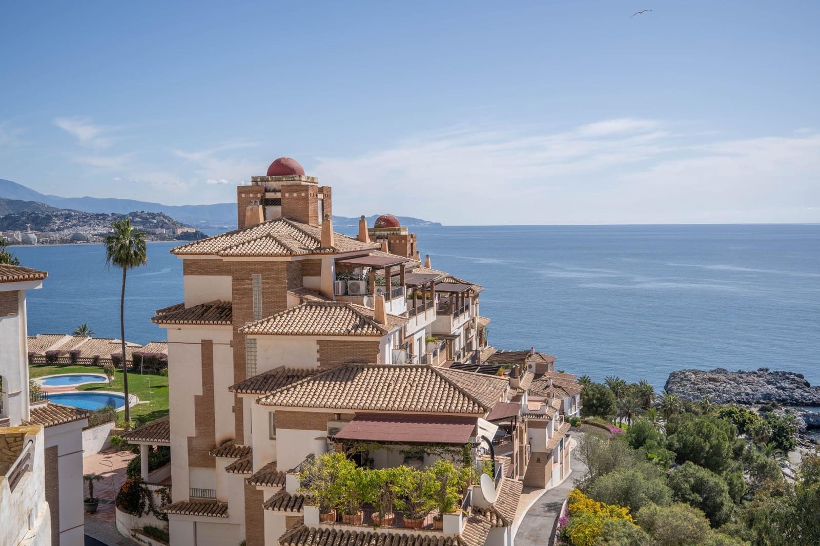 2 bedroom Apartment for sale in La Herradura with pool - € 279,000 (Ref: 9927665)