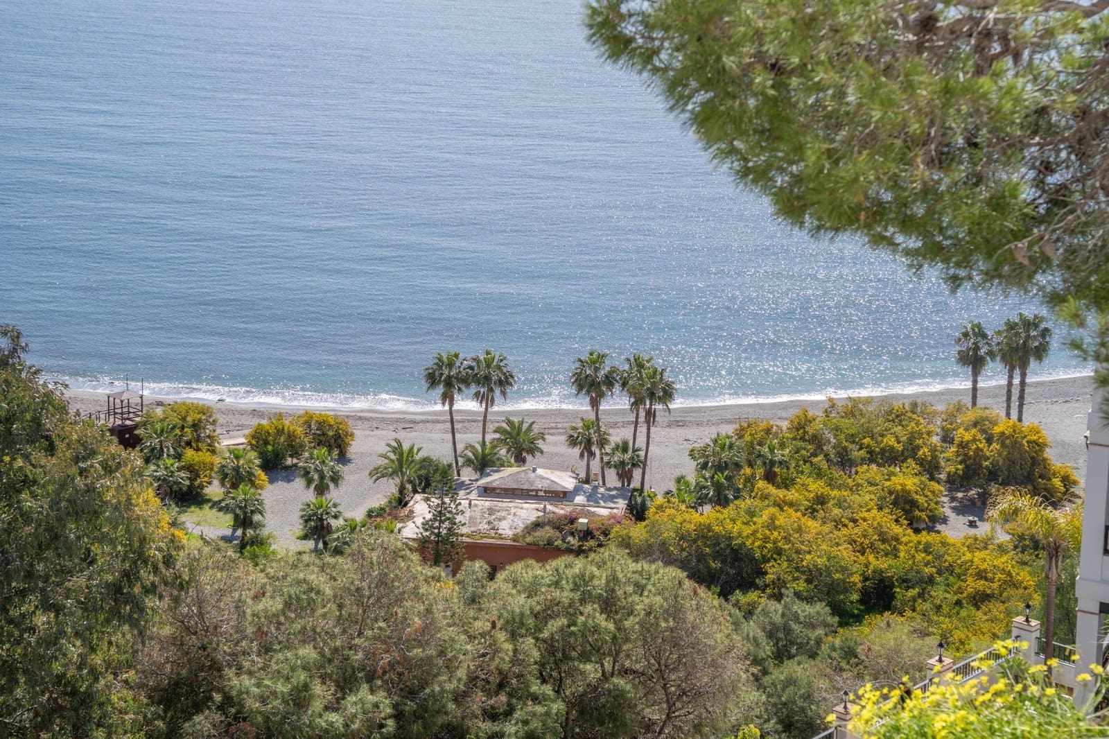 2 bedroom Apartment for sale in La Herradura with pool - € 279,000 (Ref: 9927665)