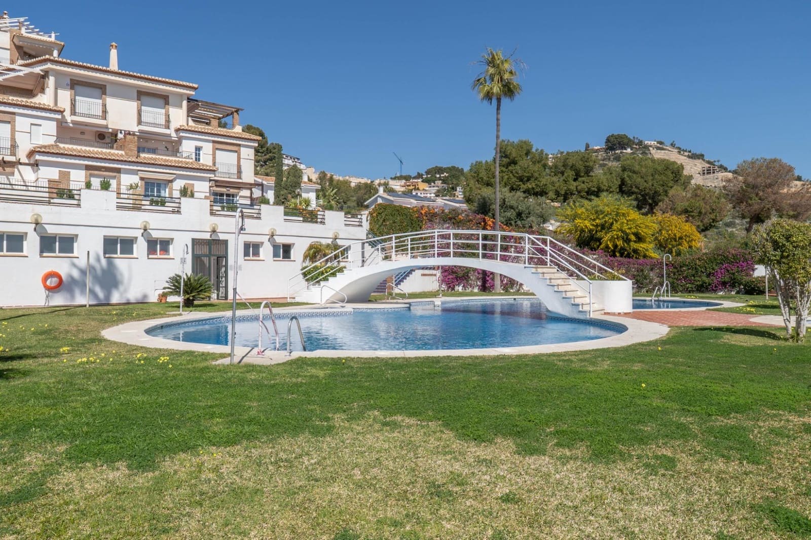 2 bedroom Apartment for sale in La Herradura with pool - € 279,000 (Ref: 9927665)