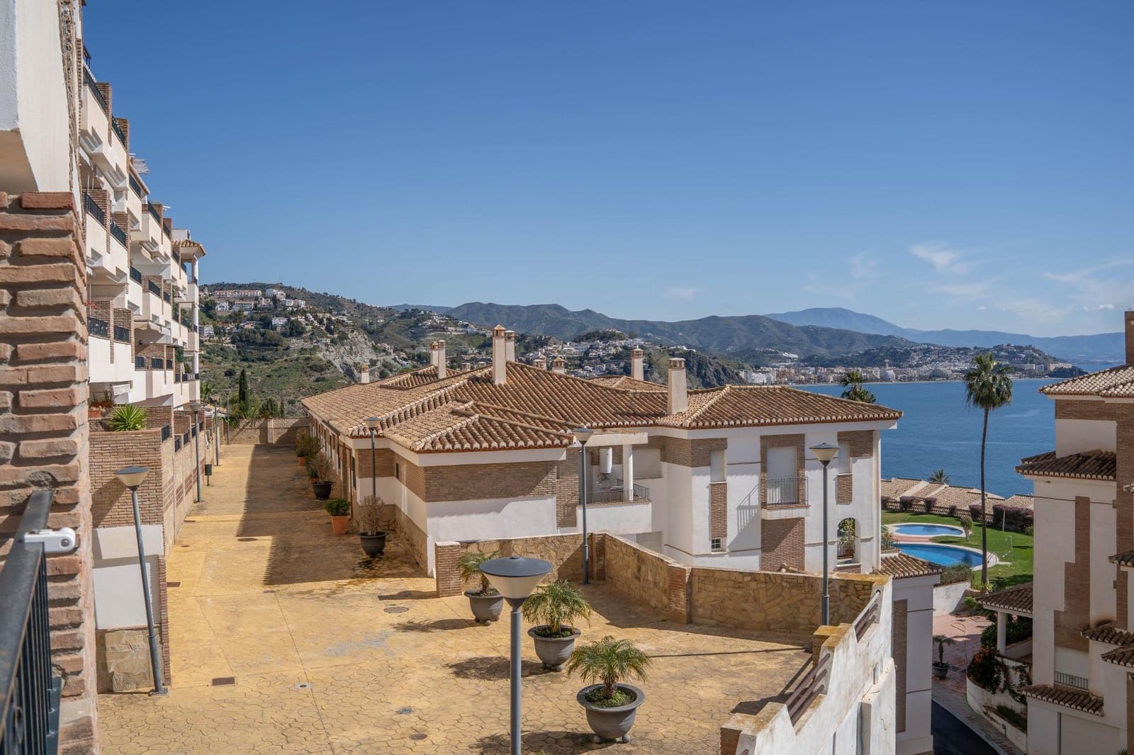 2 bedroom Apartment for sale in La Herradura with pool - € 279,000 (Ref: 9927665)
