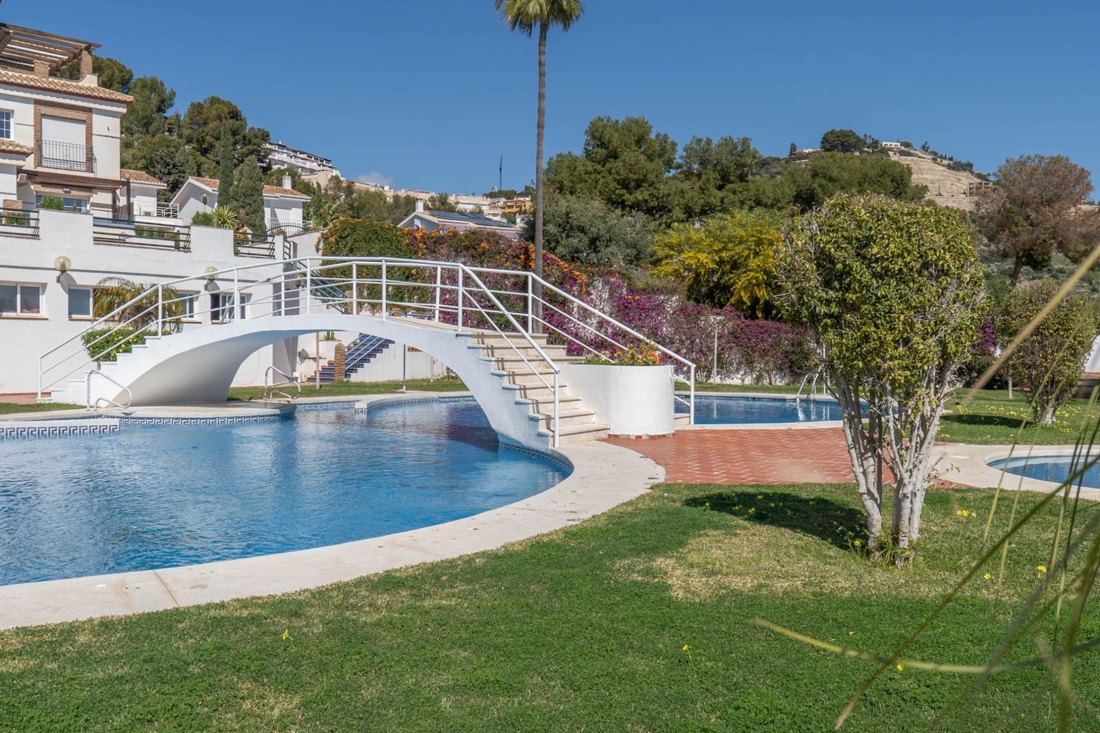 2 bedroom Apartment for sale in La Herradura with pool - € 279,000 (Ref: 9927665)