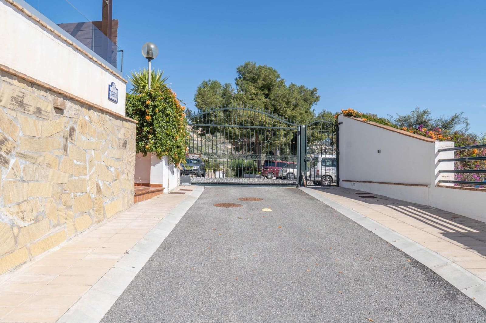 2 bedroom Apartment for sale in La Herradura with pool - € 279,000 (Ref: 9927665)