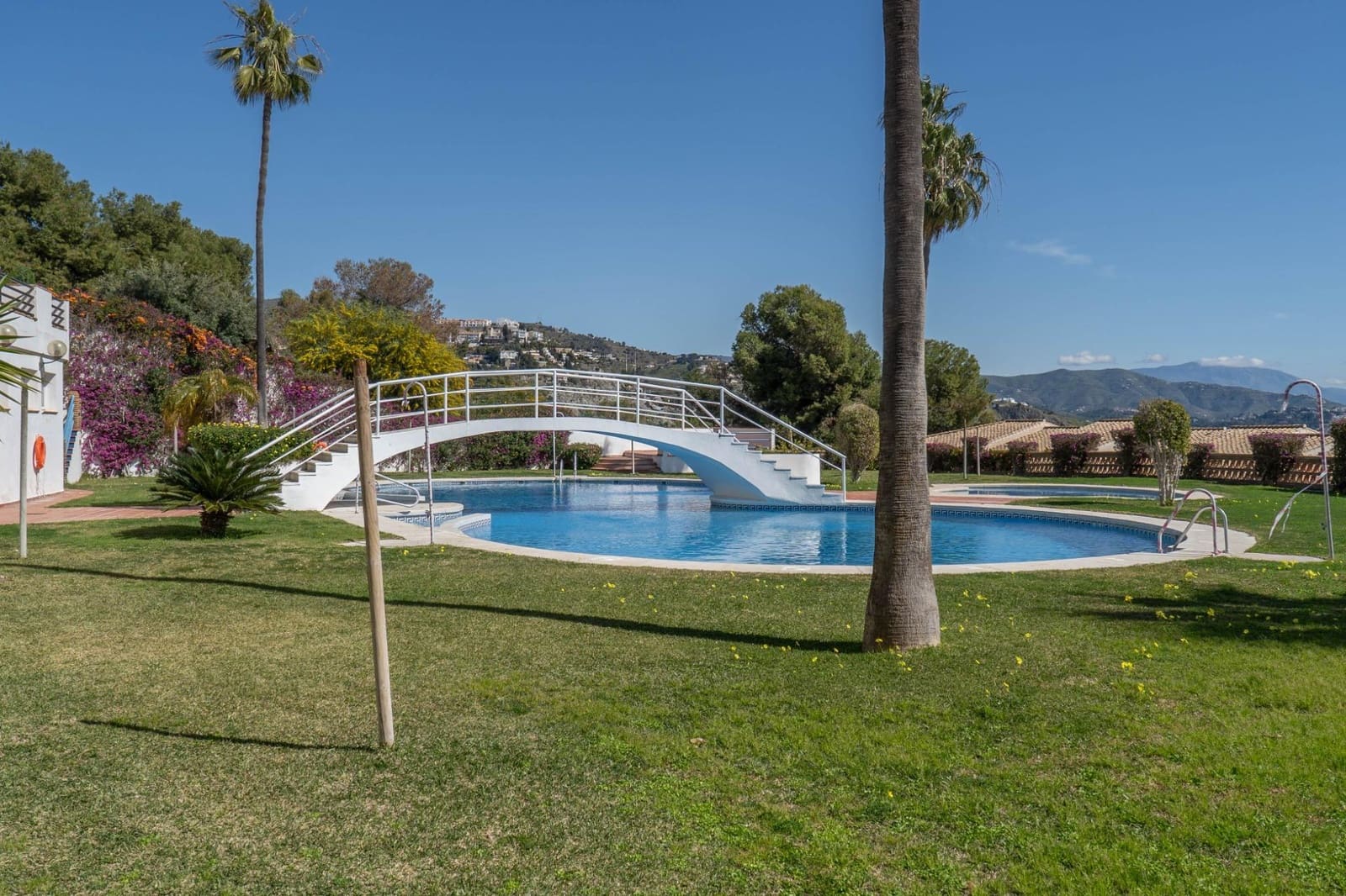 2 bedroom Apartment for sale in La Herradura with pool - € 279,000 (Ref: 9927665)