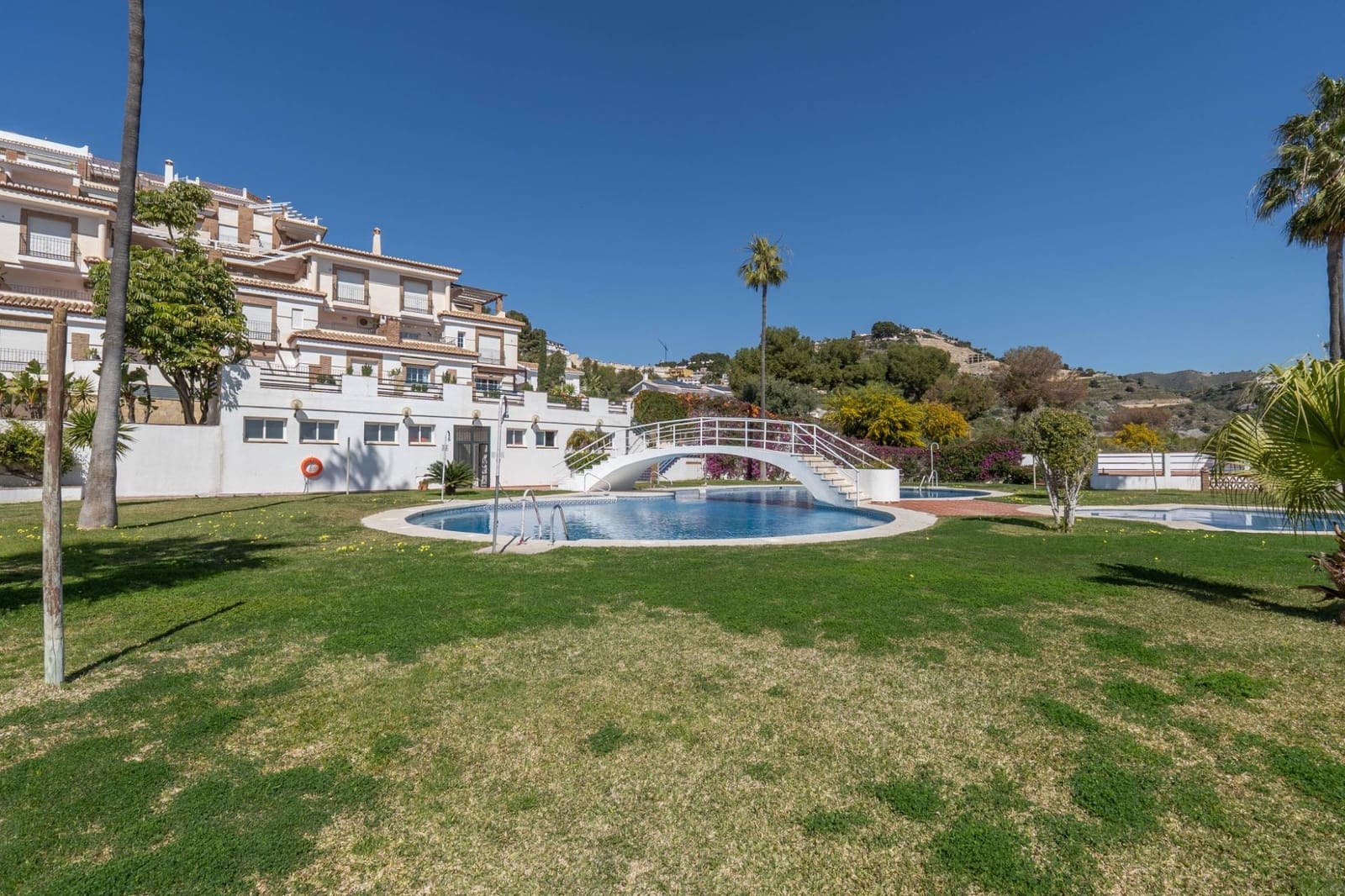 2 bedroom Apartment for sale in La Herradura with pool - € 279,000 (Ref: 9927665)