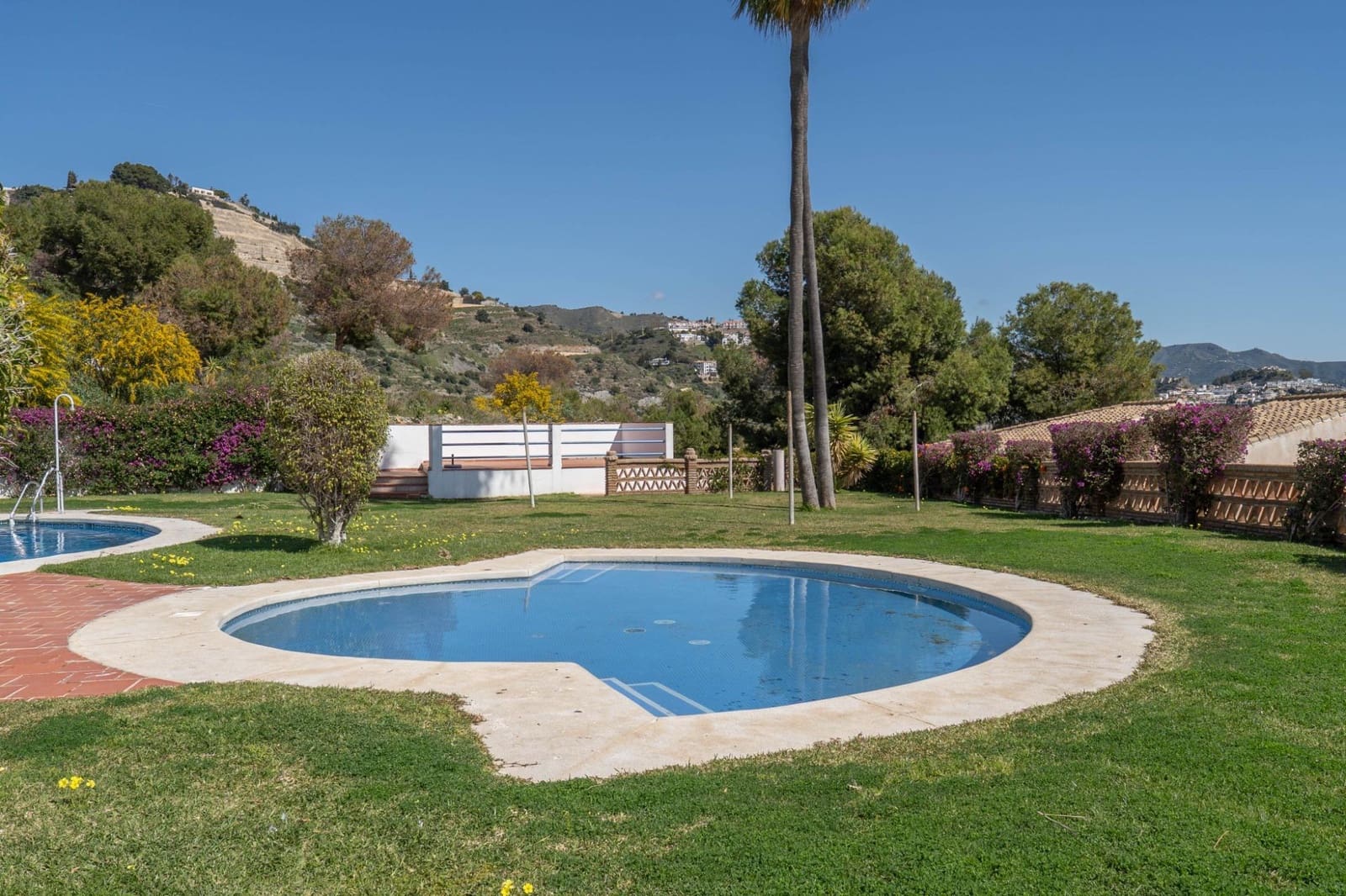 2 bedroom Apartment for sale in La Herradura with pool - € 279,000 (Ref: 9927665)