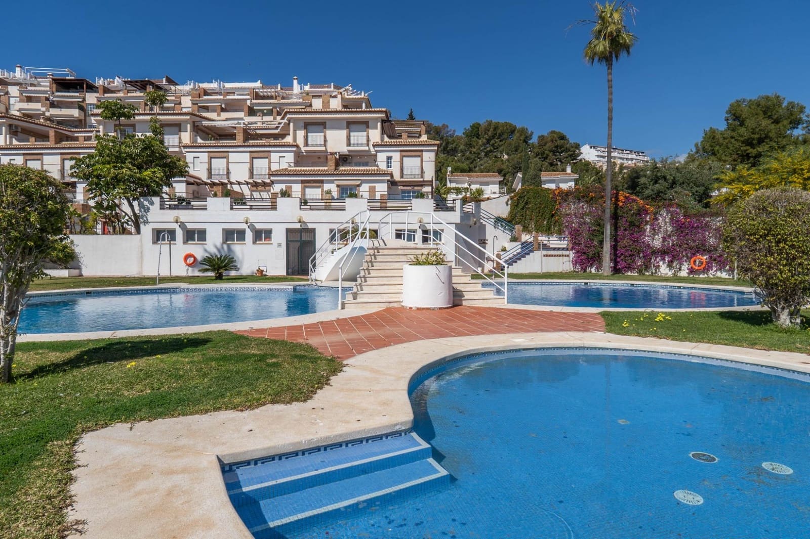 2 bedroom Apartment for sale in La Herradura with pool - € 279,000 (Ref: 9927665)