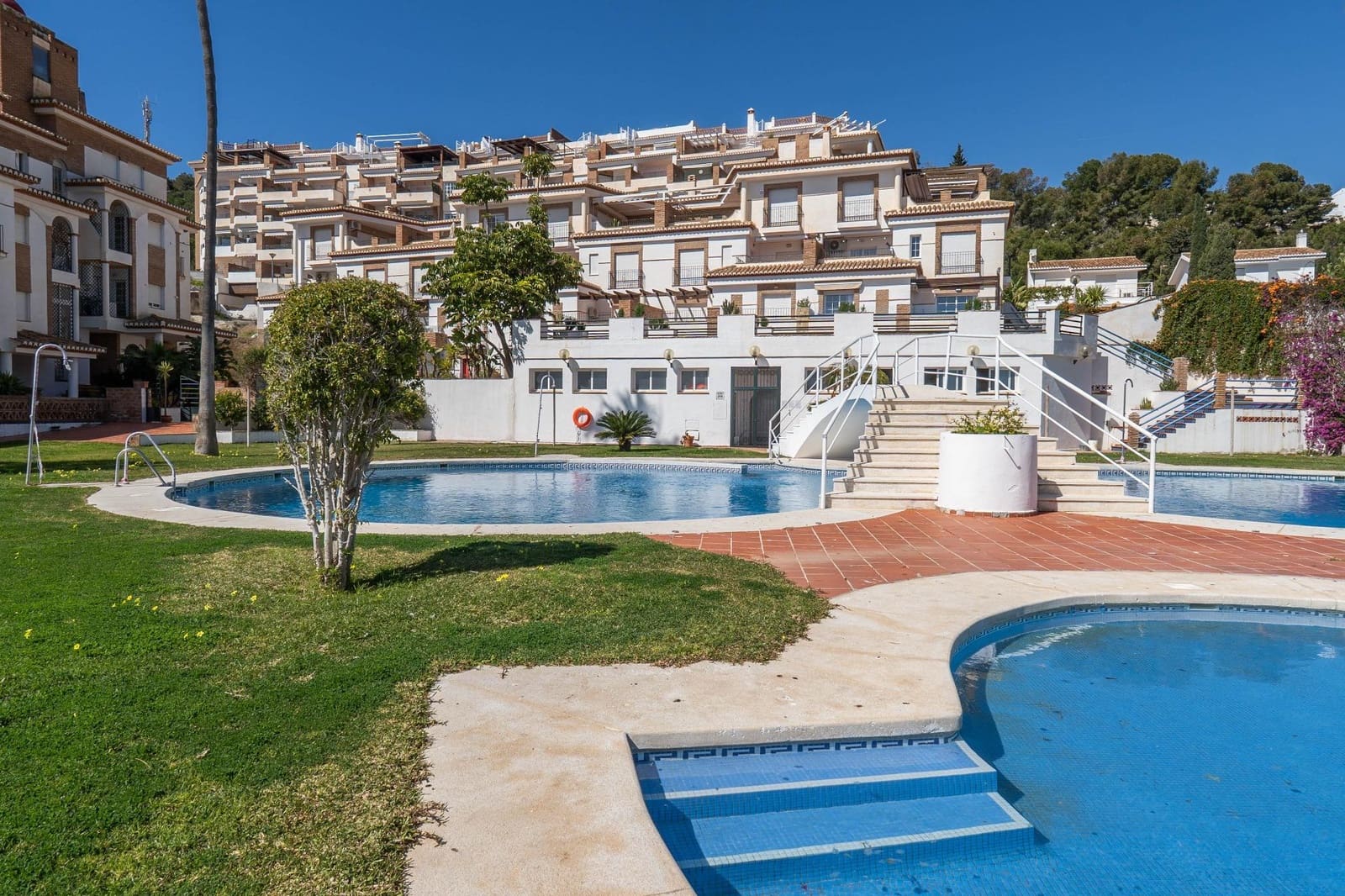 2 bedroom Apartment for sale in La Herradura with pool - € 279,000 (Ref: 9927665)