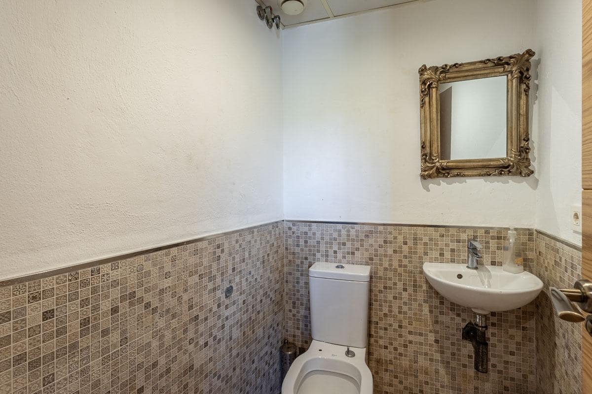 5 bedroom Restaurant/Bar for sale in Granada city with garage - € 874,900 (Ref: 9927672)