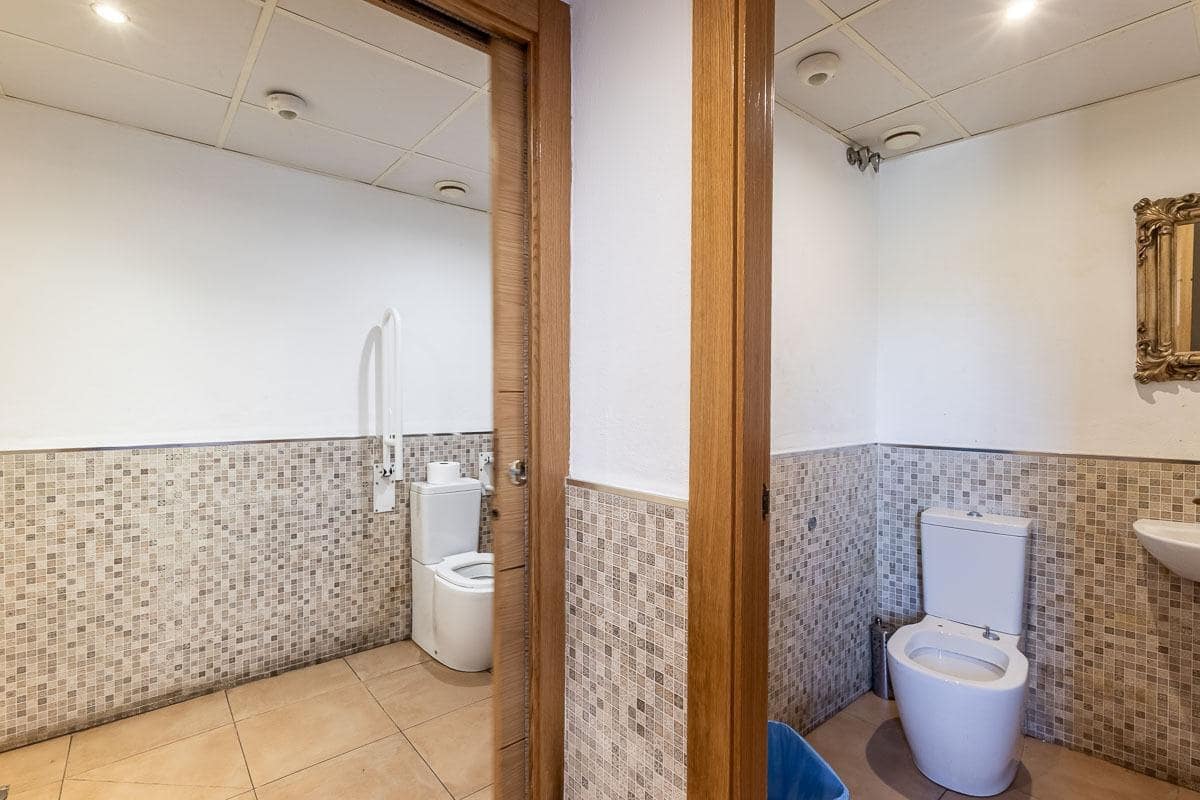 5 bedroom Restaurant/Bar for sale in Granada city with garage - € 874,900 (Ref: 9927672)