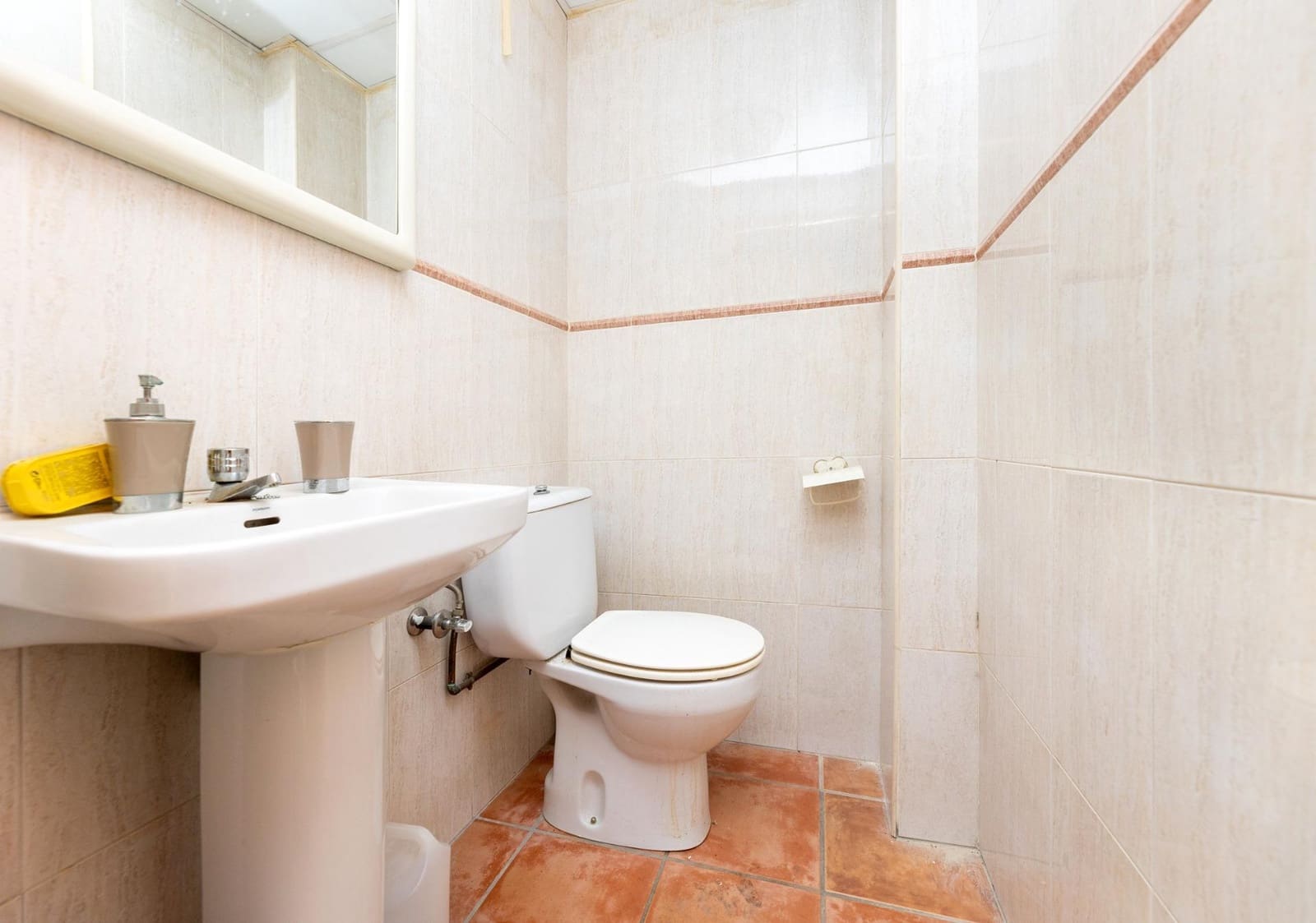 Erhverv til salg i Granada by - € 68.000 (Ref: 9934420)