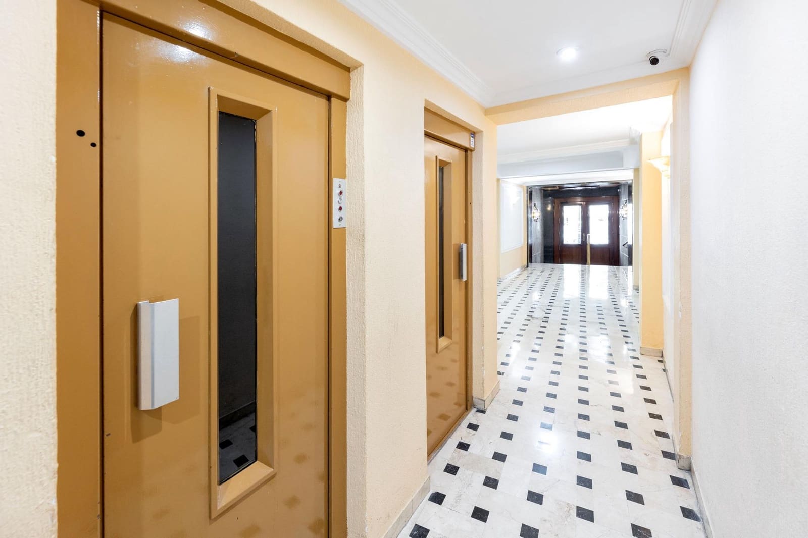 Piso de 4 habitaciones en Granada ciudad en venta - 399.000 € (Ref: 9934422)