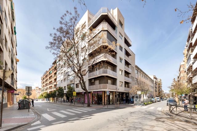 Piso de 4 habitaciones en Centro, Granada ciudad en venta - 399.000 € (Ref: 9934422)